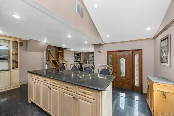30 Swan DR, Massapequa, NY 11758