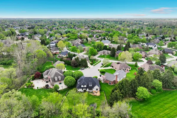 1708 Woodcroft CT, Greenwood, IN 46143