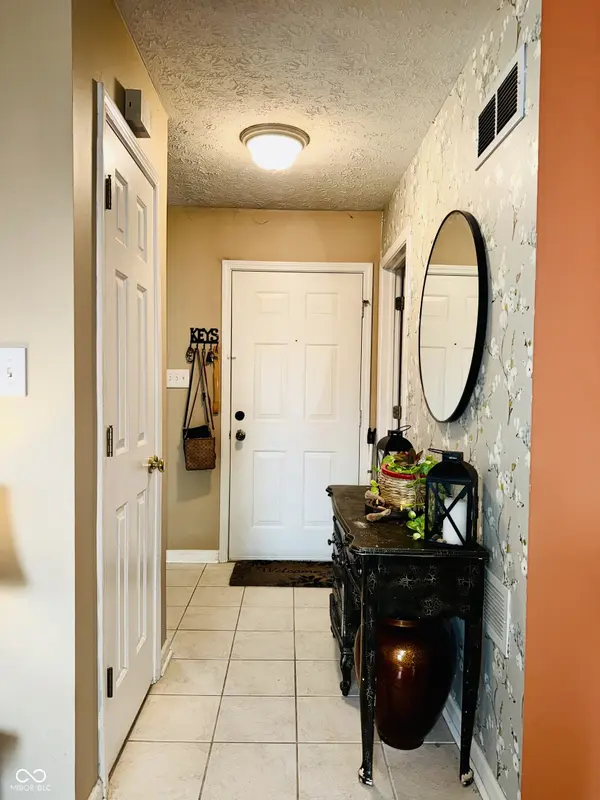 831 Queensgate DR, Greenwood, IN 46143
