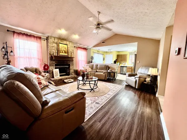 831 Queensgate DR, Greenwood, IN 46143