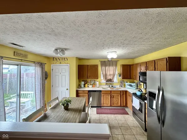 831 Queensgate DR, Greenwood, IN 46143