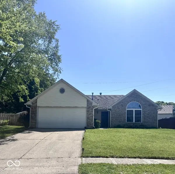 831 Queensgate DR, Greenwood, IN 46143