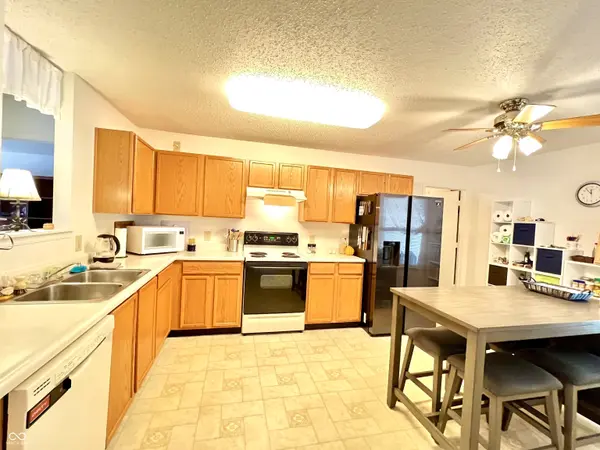 949 Runnymede DR, Greenfield, IN 46140