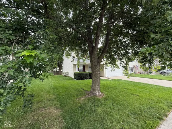10022 Sapphire Berry LN, Fishers, IN 46038