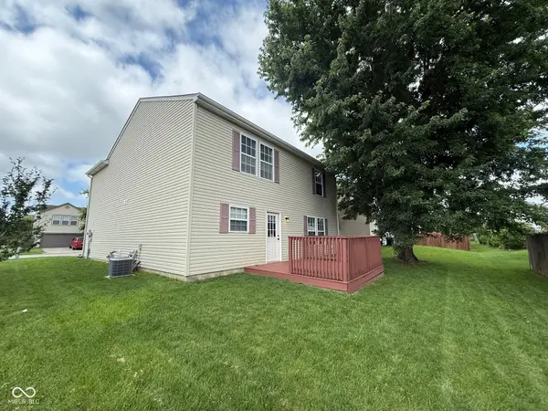 10022 Sapphire Berry LN, Fishers, IN 46038