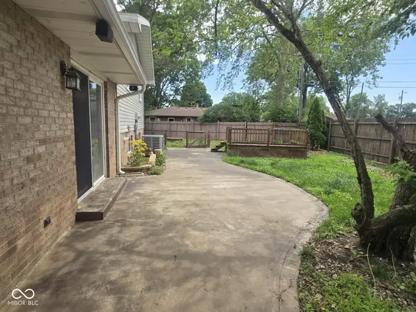 6567 Heather LN, Terre Haute, IN 47805