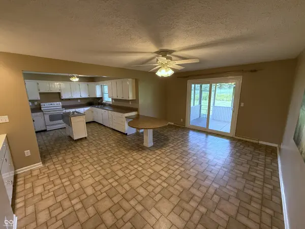 12144 E Oxford DR, Columbus, IN 47203