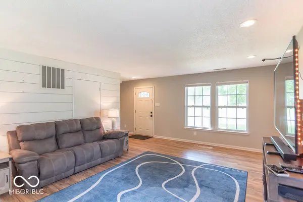 660 Wheat Field LN, Whiteland, IN 46184