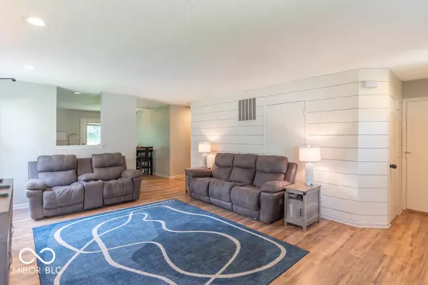 660 Wheat Field LN, Whiteland, IN 46184