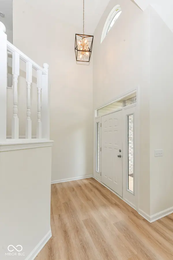 6338 Creekview LN, Fishers, IN 46038