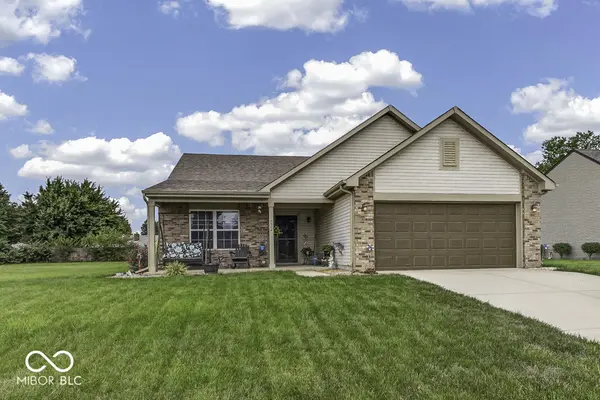 672 Grassy Bend DR, Greenwood, IN 46143