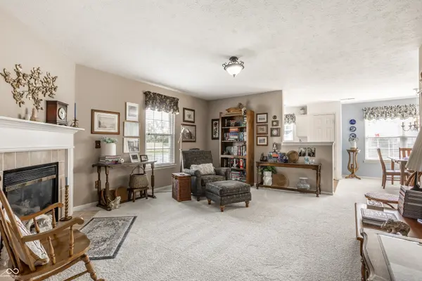 1127 Lincoln Park West DR, Greenwood, IN 46142