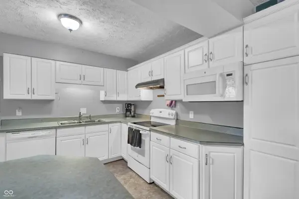 2745 Flintwood DR, Columbus, IN 47203