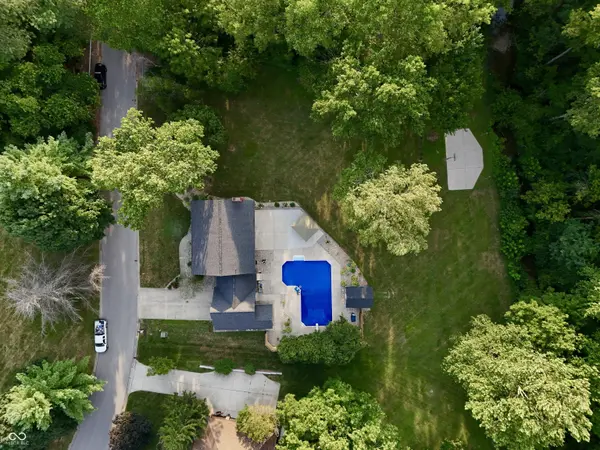 4130 Woodland Streams DR, Greenwood, IN 46143