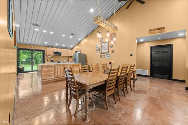 8513 E Green Acres RD, Columbus, IN 47201