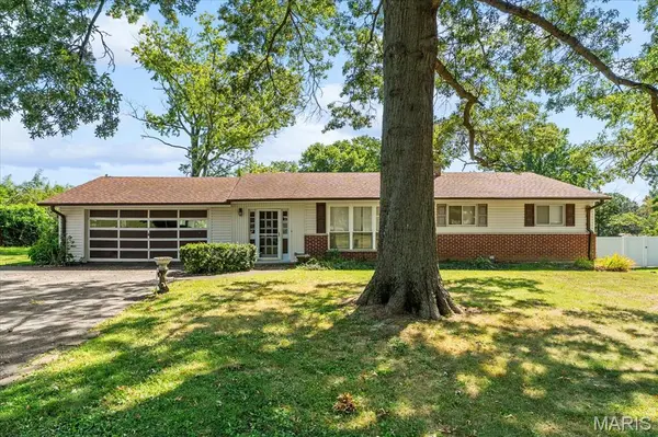 19 W Meadow LN, Ballwin, MO 63021