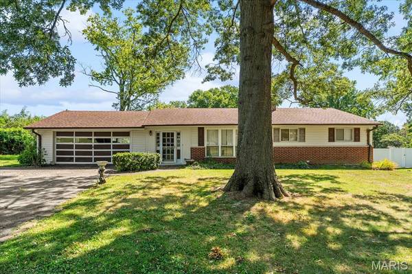 19 W Meadow LN, Ballwin, MO 63021