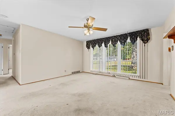 19 W Meadow LN, Ballwin, MO 63021