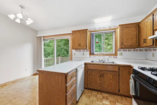 651 Dresden DR, Chaska, MN 55318