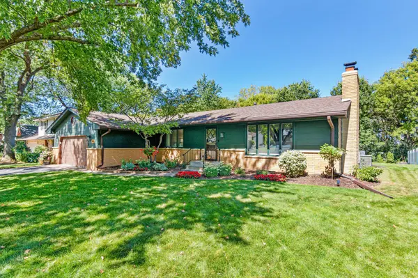 302 Heritage CIR N, Burnsville, MN 55337