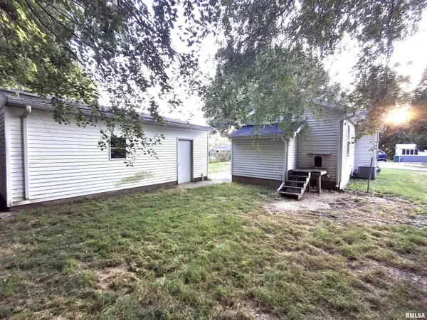 35 N CEDAR ST, Farmington, IL 61531