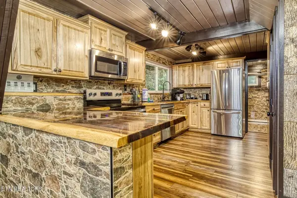 1134 Ski Mountain Rd, Gatlinburg, TN 37738