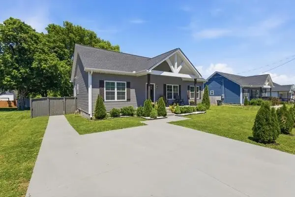208 15th Ave #E, Springfield, TN 37172