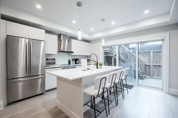 207 Perth AVE #2, Toronto W02, ON M6P 3X7