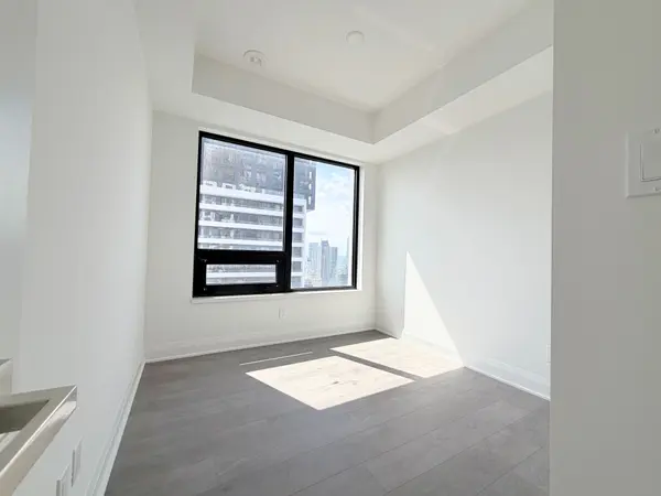 2 Erskine RD #3304, Mississauga, ON L5B 0S1