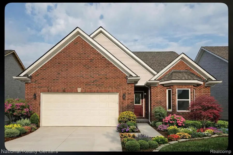 390 Devonshire DR #27, Lapeer, MI 48446