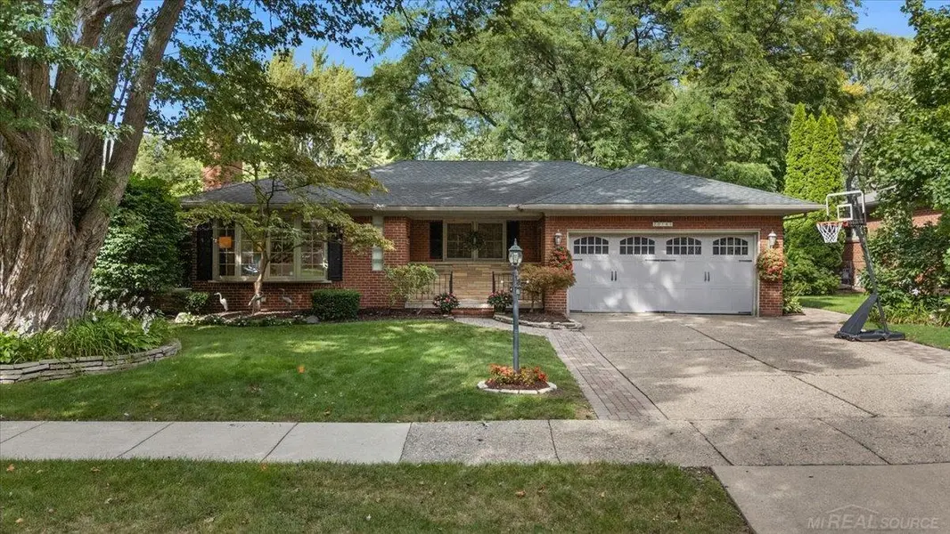 20141 W Ballantyne CT, Grosse Pointe Woods, MI 48236