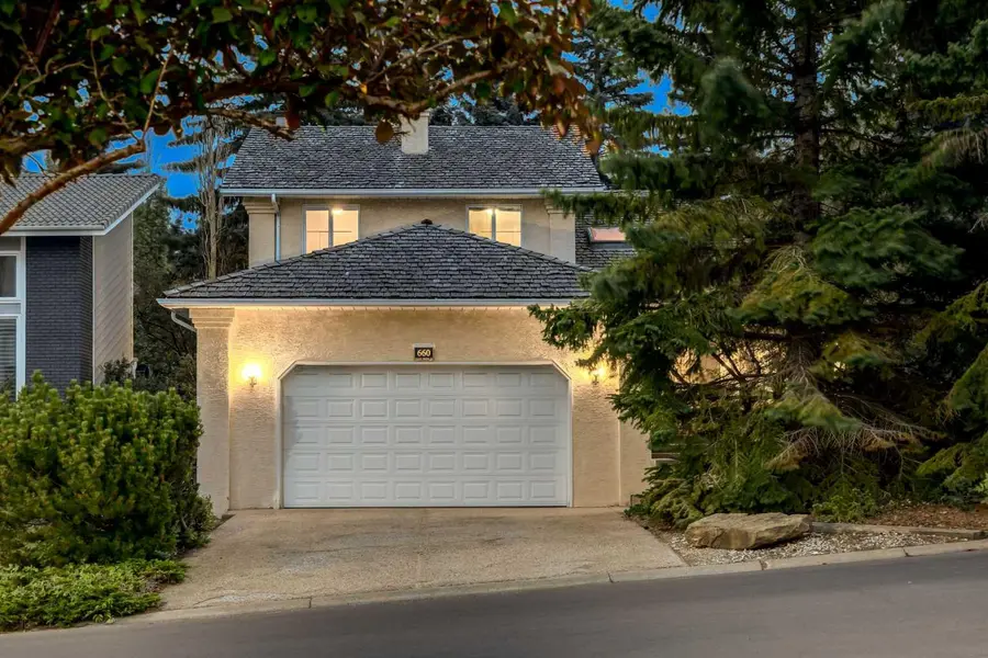 660 Coach Grove RD SW, Calgary, AB T3H 1C6