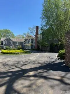 10 Edgewood RD, Ladue, MO 63124