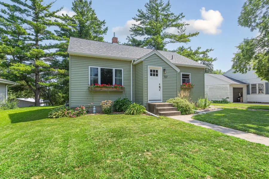 707 N Hennepin ST, Winthrop, MN 55396
