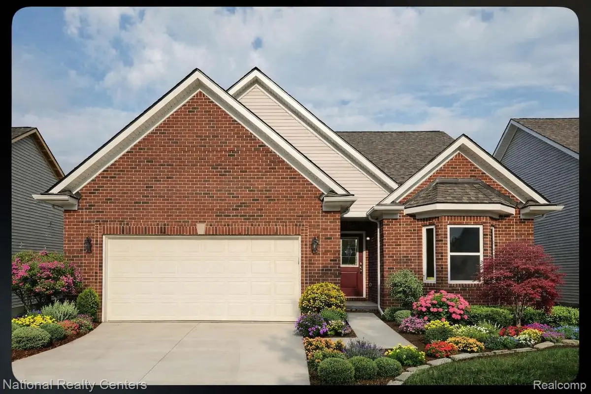 390 Devonshire DR #27, Lapeer, MI 48446