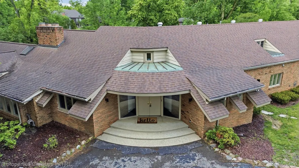 25310 Canterbury RD, Franklin Village, MI 48025
