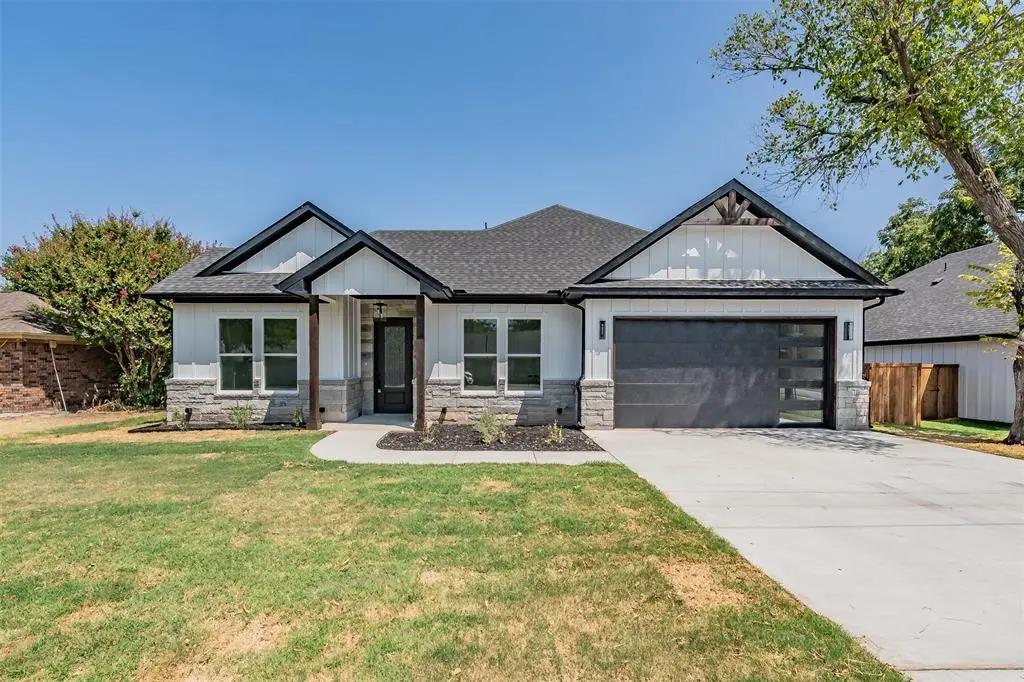 305 Hobbs Avenue, Boyd, TX 76023