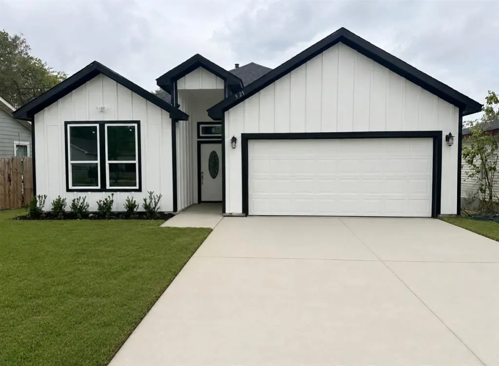 525 NW 17th Street, Grand Prairie, TX 75050