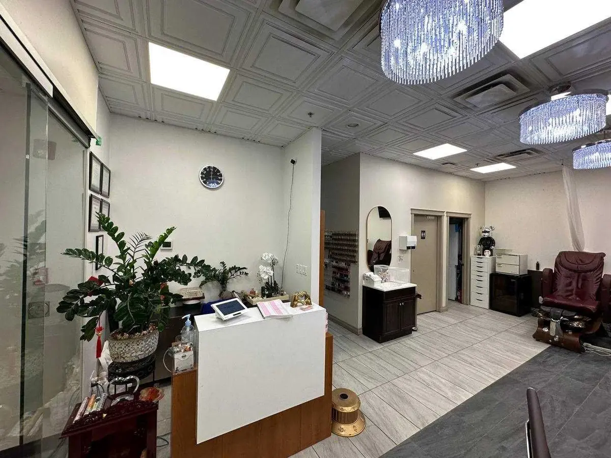 1632 14 AVE NW #222, Calgary, AB T2N 1M7