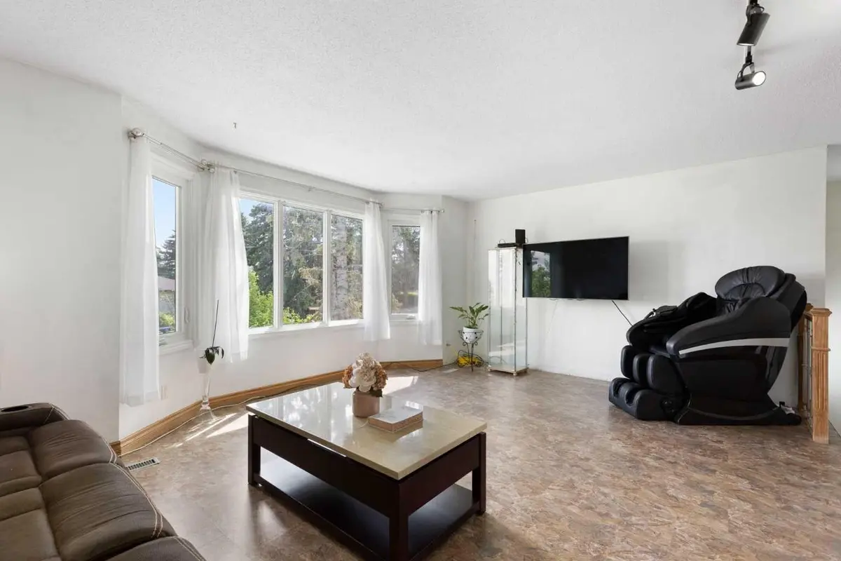 1016 Hunterdale PL NW, Calgary, AB T2K 4R7