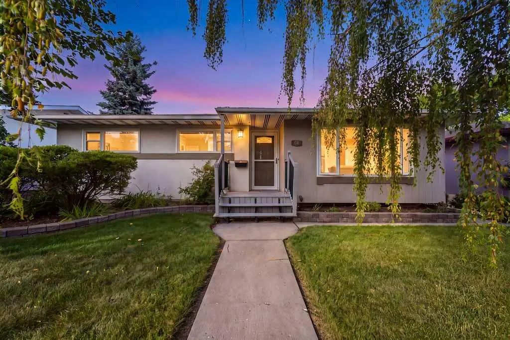 64 Hollyburn RD SW, Calgary, AB T2V 3H1
