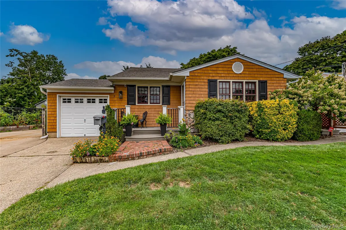 3 Peary LN, Kings Park, NY 11754