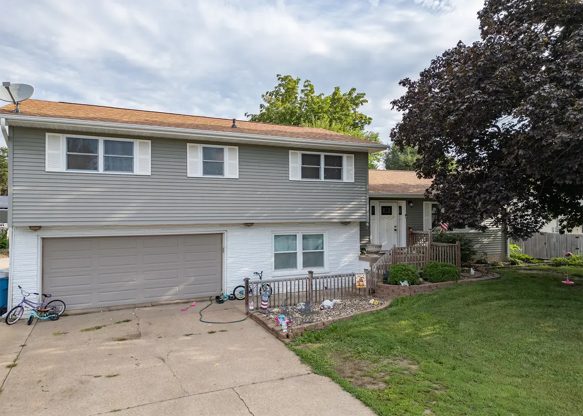 312 11th PL, Camanche, IA 52730