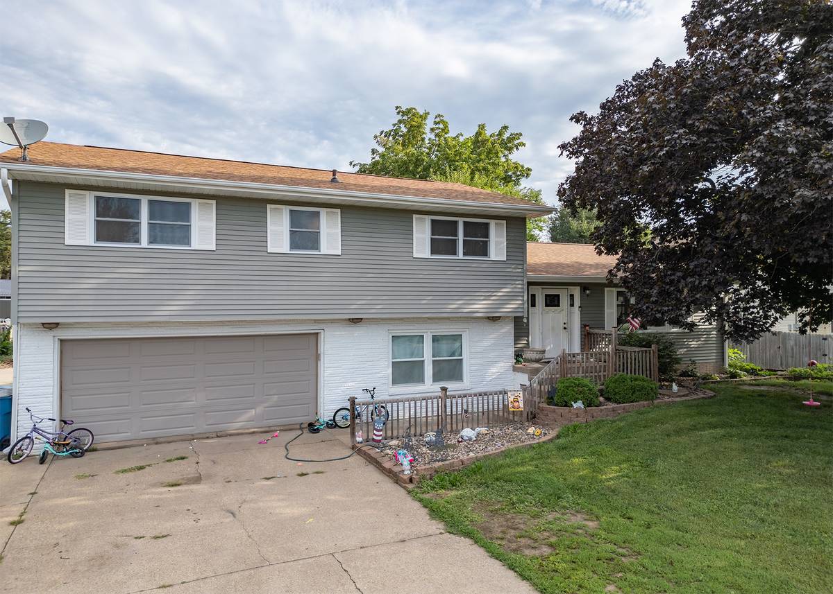 312 11th PL, Camanche, IA 52730