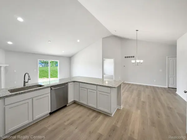 376 Devonshire DR #29, Lapeer, MI 48446