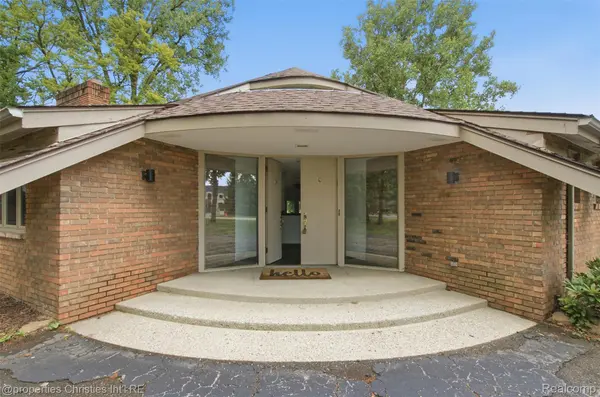 25310 Canterbury RD, Franklin Village, MI 48025
