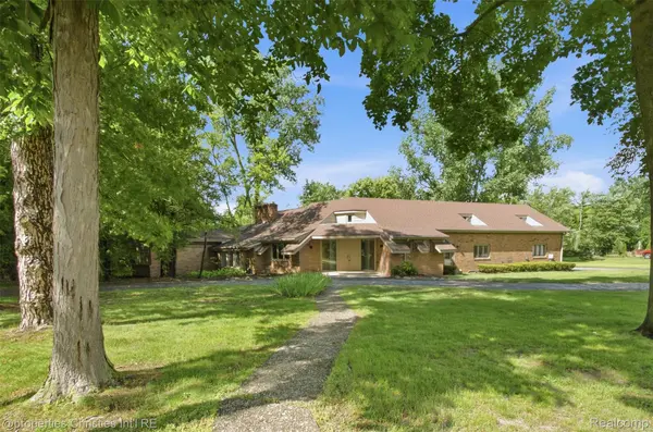 25310 Canterbury RD, Franklin Village, MI 48025