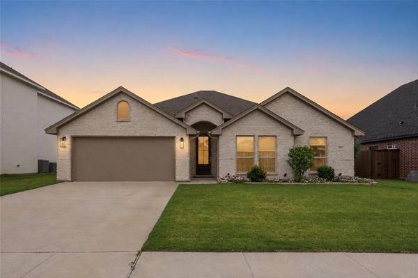 6921 Trail Rock Drive, Benbrook, TX 76126