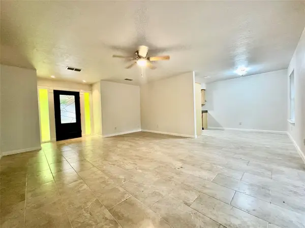 2207 Clover Park Drive, Arlington, TX 76013