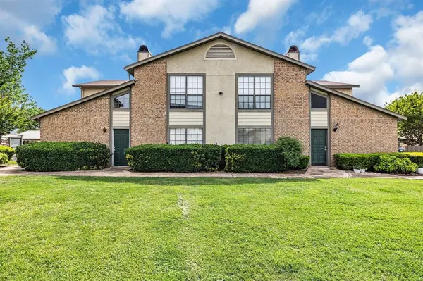 332 W Harwood Road #B, Hurst, TX 76054